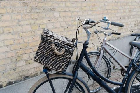 Wicker basket on a bicycle Foto stock