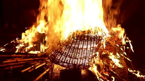 Wicker basket burning in the big fire. Bonfire in the night. Video stock 150761732