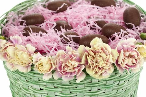 Wicker basket with easter eggs and flowers Foto stock