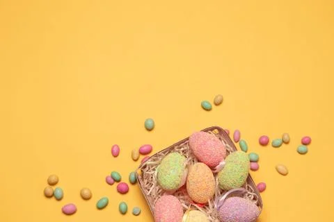 Wicker basket with Easter eggs on color background,top view, flat lay 库存照片