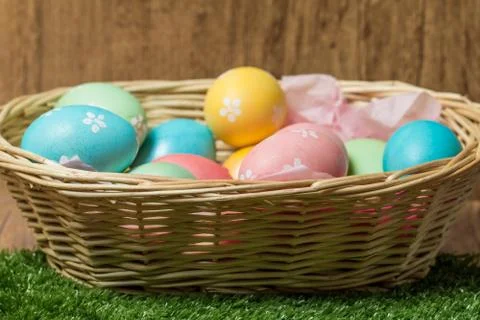 Wicker basket  with easter eggs Foto stock