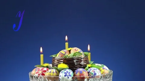 A wicker basket with Easter eggs revolves and appears the text "Happy Easter" Видео 74472660