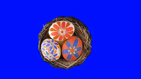 A wicker basket with Easter eggs rotates around its axis. PNG+Alpha 스톡 동영상 74171330