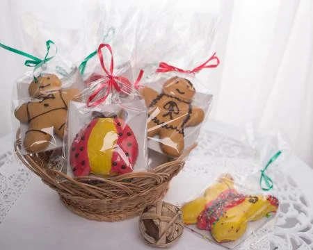 Wicker basket with gingerbread 库存照片