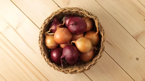 Wicker basket of red and yellow onions rotating Stock Footage 340526286