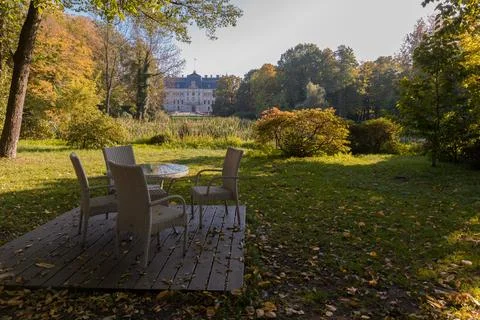 Wicker table and chairs Foto stock