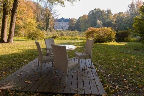 Wicker table and chairs Foto stock