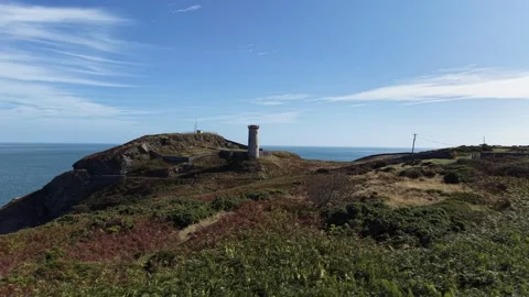 Wicklow Head Front Lighthouse at Dunbur Coast 스톡 동영상 346979002