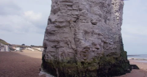 Wide 360 panning shot in between chalk stacks at botany Bay Beach at low tide Vidéo 331338480