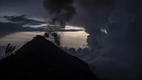 Wide 4K timelapse of the clouds rolling over Volcan Fuego in Guatemala Видео 167919953
