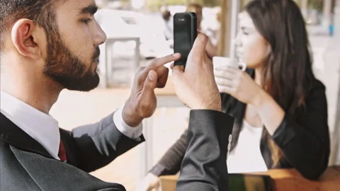 Wide 4k video of middle eastern using app, with hand gestures on smartphone in c Vídeos de archivo 201095153