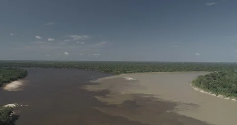 Wide aerial ascends while tilting down over the Estrella Fluvial del Oriente Vídeos de archivo 100483554