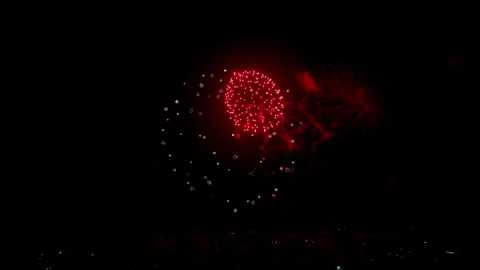 Wide Aerial Fireworks, Multiple Simultaneous Bursts Over Neighborhood, 4K Vídeo Stock 338313741