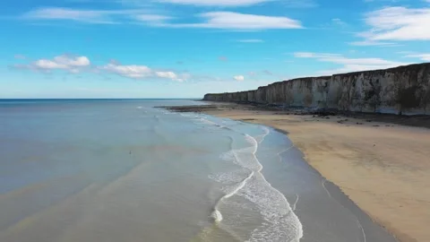 Wide aerial footage of the dramatic chalk cliffs and sandy beach at Veules-les 動画素材 346668911