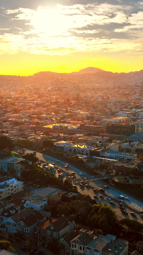 Wide aerial of freeway traffic under sunset sky, San Francisco, California Vidéo 342274534