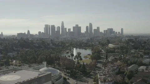 Wide aerial pushes into Echo Park lake before tilting down over the fountain Vidéo 150716355
