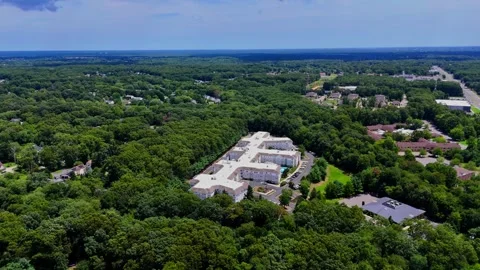 Wide aerial shot of a residential complex among green trees, Jackson, New Jersey Vídeo Stock 344909858