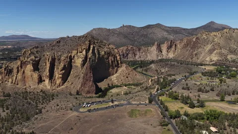 Wide aerial of Smith Rock State Park in Redmond Oregon 動画素材 335953930