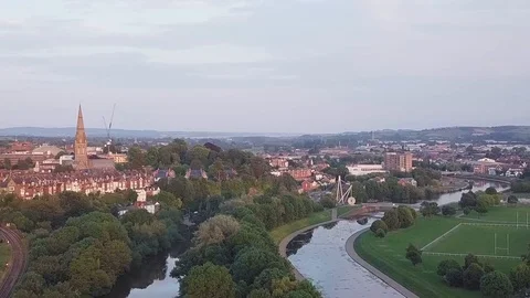 Wide aerial tracking forward over the glorious city of Exeter, along quayside , Vidéo 92885213