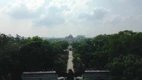 Wide aerial view of the conservation monument and surrounding campus Stock-Footage 291383627