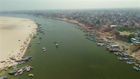 Wide Aerial View of Ganges River and Varanasi Cityscape Contrast Vidéo 335365629