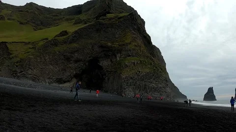 Wide angle 4K shot of basalt columns and sea stacks at Reynisfjara Stock Footage 334460224
