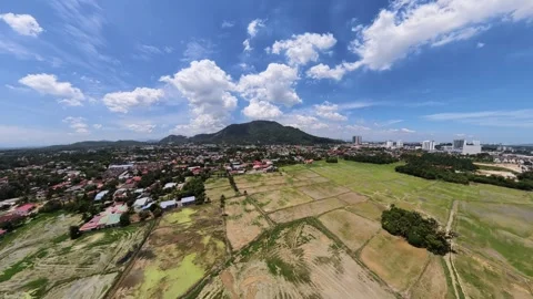 Wide angle aerial view of a cityscape with mountains 库存影片 339817255