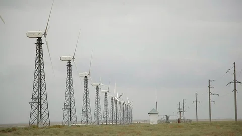 Wide angle and pespective view on wind generators station, cloudy autumn weather Video stock 97101289