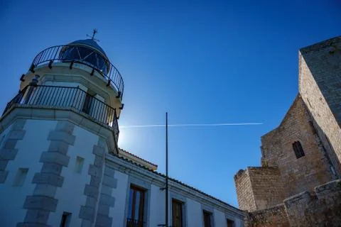 Wide angle backlit of lighthouse and castle Foto stock