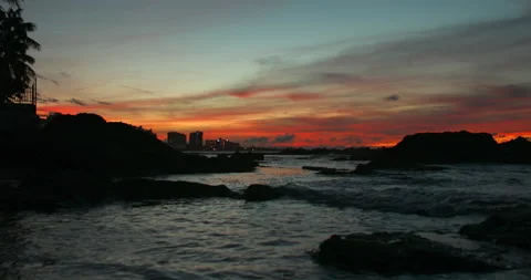 Wide angle beautiful Sunset in Puerto Rico at ocean park and buildings. Vídeo Stock 137535217