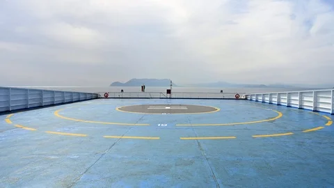 Wide angle of a blue heliport helipad in the middle of the sea Vídeos de archivo 105677283
