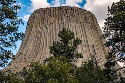 Wide Angle of Devils Tower Rising, Devils Tower National Monument, Wyoming Foto stock