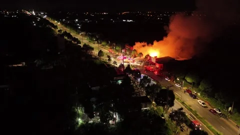 Wide-Angle Drone Approach to a Major Nighttime Fire Emergency Response 스톡 동영상 337345921