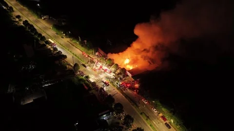 Wide-Angle Drone Orbit of a Major Nighttime Fire Emergency Response 스톡 동영상 337345692