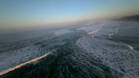 Wide-angle drone shot captures powerful ocean surf at dawn Vídeos de archivo 346168419