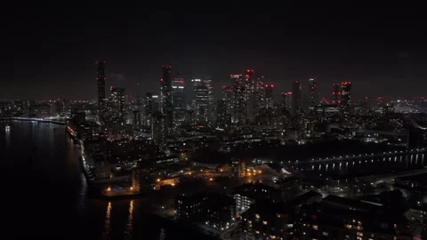 Wide angle drone shot rotating in front of Canary Wharf and River Thames after Vidéo 336221280