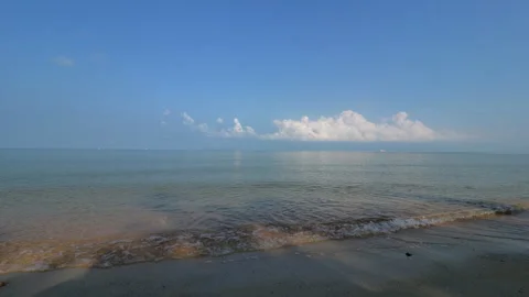 Wide angle of emerald water with white clouds over sea. Time lapse. 스톡 동영상 333159184