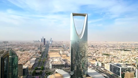 Wide angle establishing drone shot Kingdom Centre skyscraper in Riyadh Vídeos de archivo 243698839