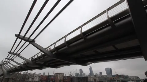 Wide angle exterior static shot of a busy  Millennium Bridge London Vídeos de archivo 59136931