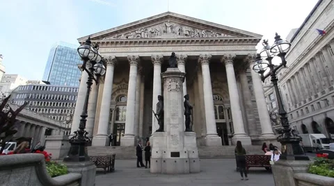 Wide angle exterior static shot of a busy  Royal exchange London Stock-Footage 59139988