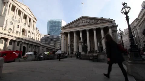Wide angle exterior static shot of a busy Bank of England and Royal exchange Vídeos de archivo 59139998