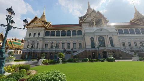 Wide Angle Facade of Chakri Maha Prasat Throne Hall at Grand Palace. Stock Footage 323700308