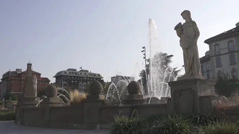 Wide angle of a fountain Stock Footage 104046581