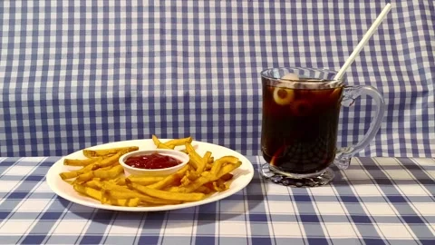 Wide angle front view of crispy fried french fries on a plate dish with ket.. Stockbeeldmateriaal 318127652