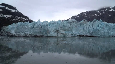 Wide Angle of Glacier Reflecting in Water Vidéo 65199531