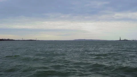 Wide angle on the Hudson River with the statue of liberty Stock Footage 129167866