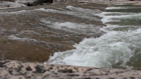 Wide Angle Landscape Of River Flowing Over Flat Limestone Formations Vidéo 334903506