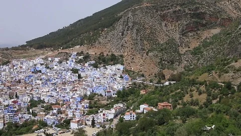 Wide angle landscape shot of blue town Chefchaouen Chaouen / Morocco Video stock 77970649