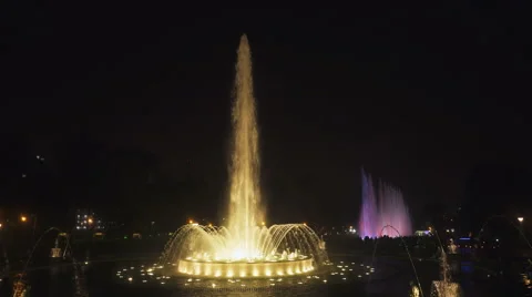 Wide angle night shot of the magic fountain at park of the reserve in lima Video stock 65172425
