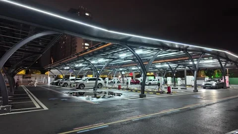 Wide-Angle Night Shot of Modern EV Charging Station with Solar PV Canopy Video stock 330888257